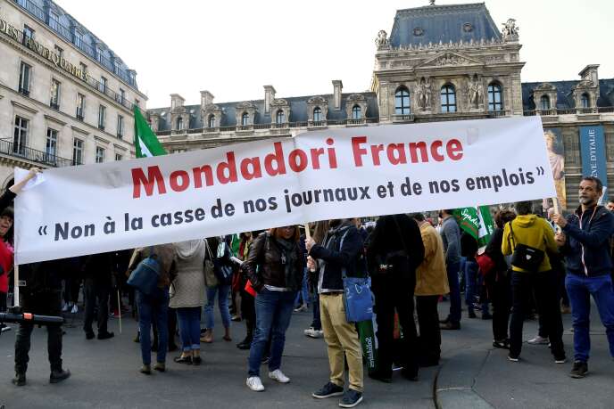 Des employés de Mondadori France manifestent contre la reprise des journaux du groupe par Reworld Media, à Paris, le 28 octobre 2018.