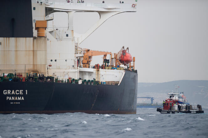 Le tanker iranien « Grace 1 » au large de Gibraltar, le 6 juillet. Le navire a été arrêté le 4 juillet par les autorités  britanniques au motif qu’il était en violation des sanctions européennes contre la Syrie