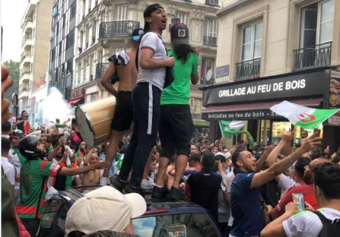 A Barbès, à Paris, les fans des Fennecs d’Algérie étaient venus supporter leur équipe de football qui affrontait la Côte d’Ivoire en quarts de finale de la CAN, en Egypte, le 11 juillet 2019.