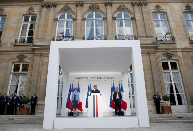 Emmanuel Macron annonce la création d’un commandement militaire de l’espace, au ministère des armées, à Paris, le 13 juillet.