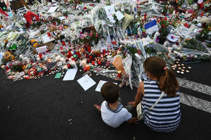 Sur la promenade des Anglais, à Nice, le 16 juillet 2016, deux jours après l’attentat.