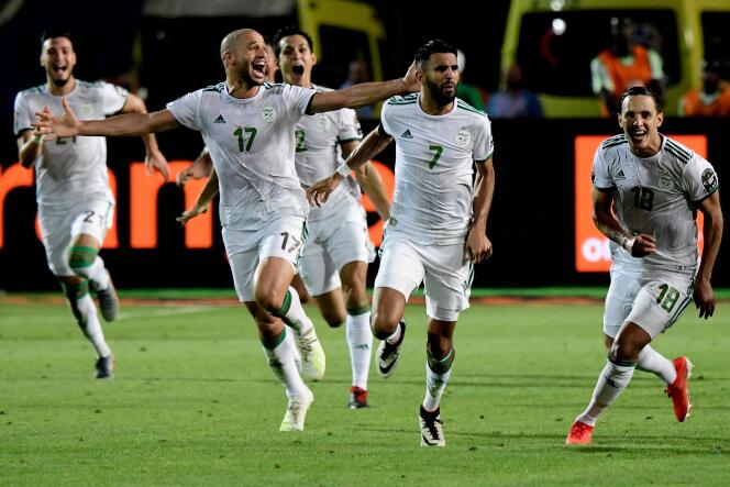 Les joueurs algériens célèbrent leur victoire.