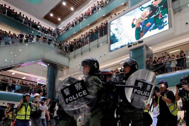 La police de Hongkong dans un centre commercial dans le district de Sha Tin, Hong Kong, le 14 juillet 2019.