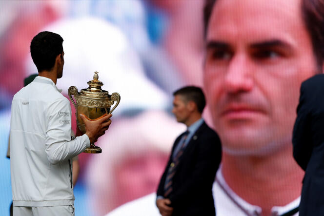 Novak Djokovic serre son trophée après sa victoire à Wimbledon, emportée envers et contre le public, soutien indéfectible de Roger Federer.