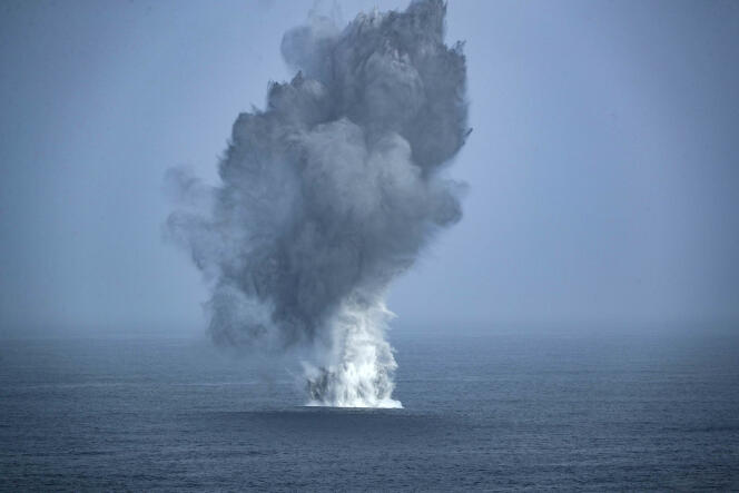 Des bombes sont larguées en mer d’Arabie, le 4 juillet, pour montrer la puissance des Etats-Unis en cette période de tension avec l’Iran.
