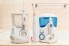 Ces trois jets dentaires remportent notre comparatif : le Waterpik Aquarius, Waterpik Ultra et Philips Sonicare Airfloss Ultra.