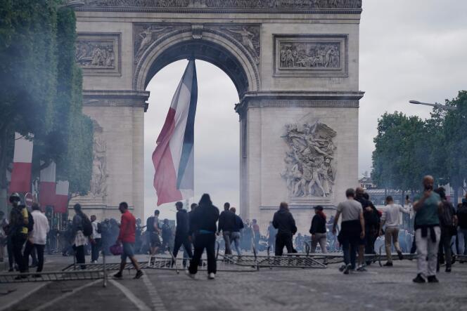 Des manifestants bloquent une partie de l’avenue des Champs-Elysées dimanche 14 juillet 2019.