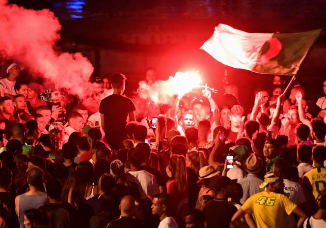 Des supporteurs de l’Algérie fêtent la qualification de leur équipe en demi-finale de la Coupe d’Afrique des nations, à Marseille, le 14 juillet.