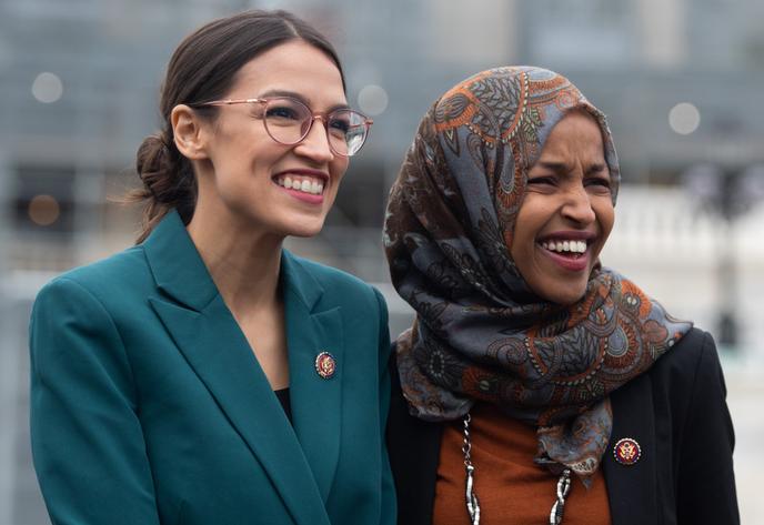 Les représentantes démocrates de New York, Alexandria Ocasio-Cortez, et du Minnesota, Ilhan Omar (R), devant le Capitole, le 7 février.