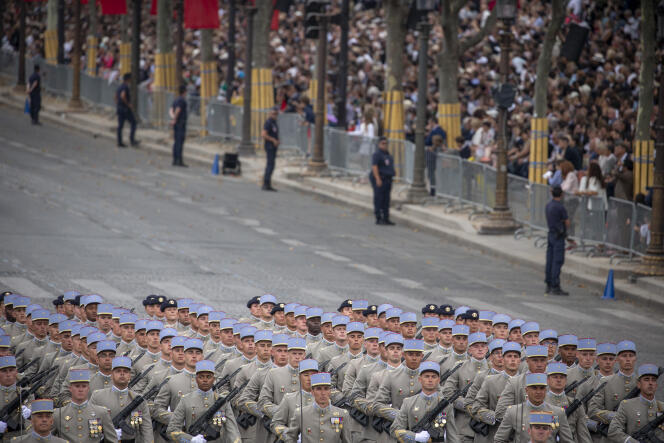 Des militaires défilent sur les Champs-Elysées à l'occasion de la fête nationale, le 14 juillet.