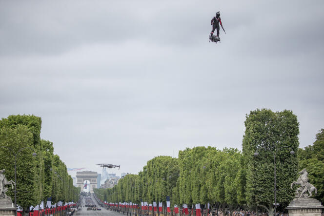 Franky Zapata, « l’homme volant », lors de sa démonstration pendant le défilé du 14-Juillet, à Paris.