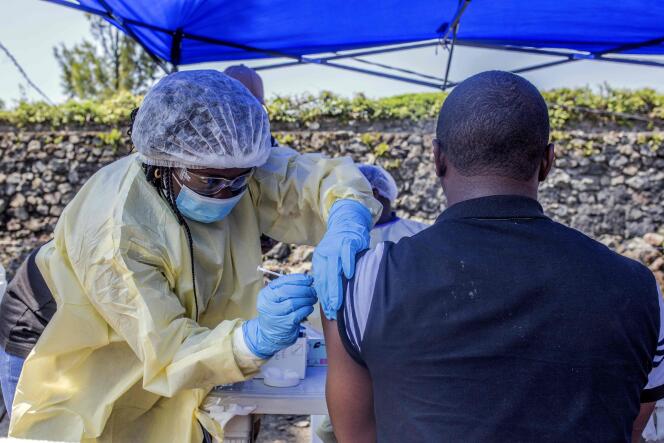 Un homme reçoit un vaccin contre Ebola, à Goma, République démocratique du Congo, le 15 juillet 2019.