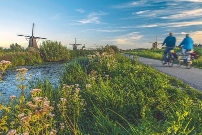 D’Amsterdam à Bruges, le circuit prévoit une petite escale à Kinderdijk, célèbre pour ses moulins à vent.