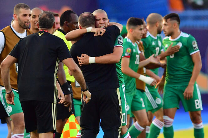 Le 11 juillet 2019, à Suez, en Egypte, l’entraîneur franco-algérien Djamel Belmadi fête avec son équipe sa qualification  pour les demi-finales de la Coupe d’Afrique des nations.