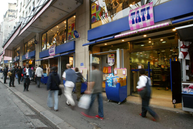 Des personnes passent devant le magasin Tati du boulevard de Rochechouart, le 29 août 2003 à Paris.