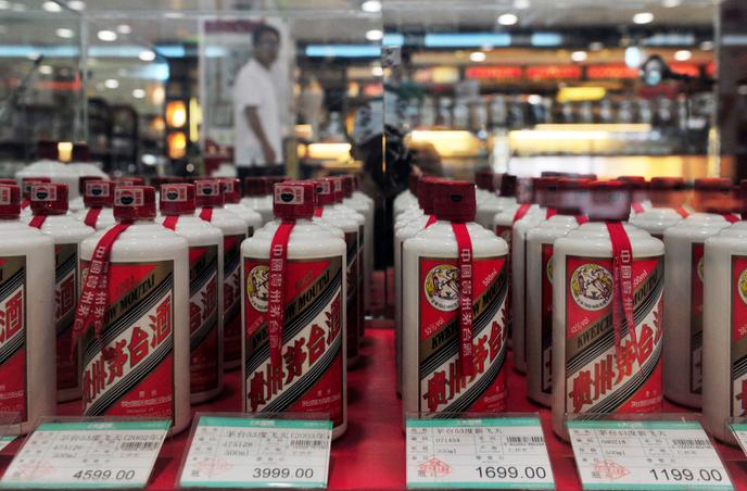 Des bouteilles de baijiu de la marque Moutai dans un supermarché à Shenyang, province chinoise de Liaoning, en 2012.