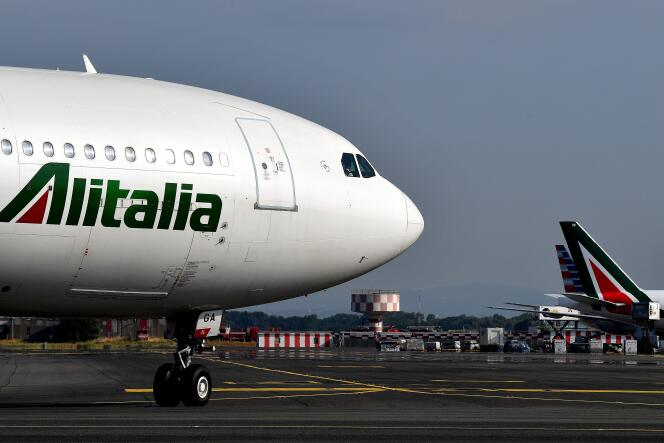 Un avion de la compagnie Alitalia à l’aéroport romain de Fiumicino, le 14 juillet.