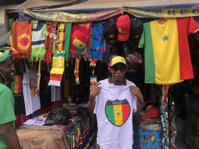 Le 16 juillet 2019, dans les boutiques du Plateau, à Dakar, les vendeurs de maillots du Sénégal commencent à être à cours de stocks à trois jours de la finale de la CAN Sénégal-Algérie.