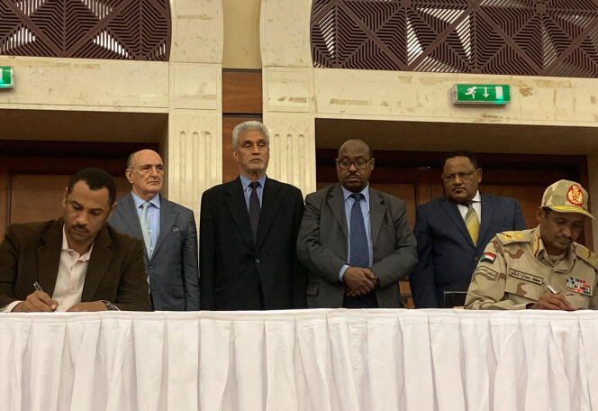 Un représentant du mouvement de contestation et le numéro deux du Conseil militaire au pouvoir, Mohamed Hamdan Daglo, ont signé un accord mercredi 17 juillet à Khartoum.