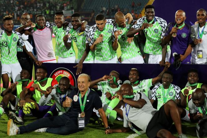 Le Nigeria, emmené par le sélectionneur Gernot Rohr assis en bleu, décroche la troisième place de la CAN pour la huitième fois.