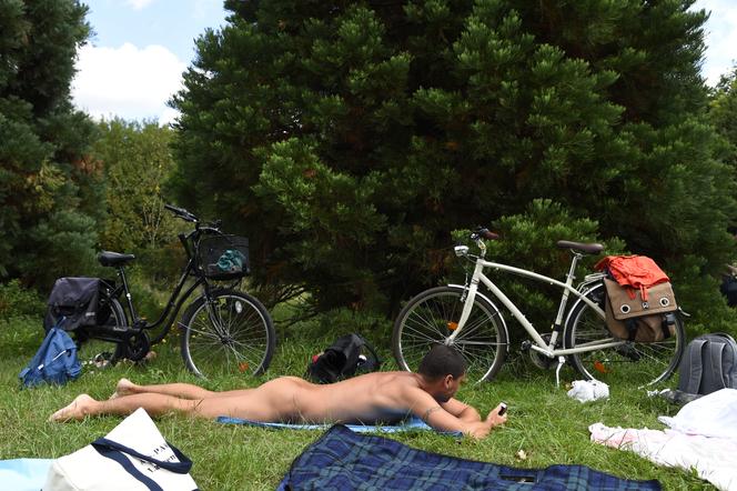 les naturistes du bois de vincennes en ont marre des pervers dans les bosquets