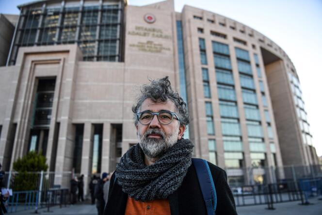 Le 18 janvier 2019, le journaliste franco-turc Erol Onderoglu, représentant du groupe de défense des droits de l’homme à Reporters sans frontières (RSF), est photographié devant le palais de justice d’Istanbul, en Turquie.