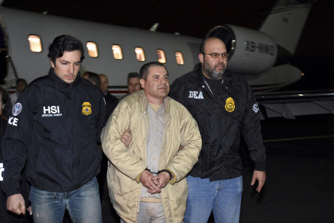 Des policiers américains escortent Joaquin Guzman à sa descente d’avion lors de son extradition, le 19 janvier 2017.
