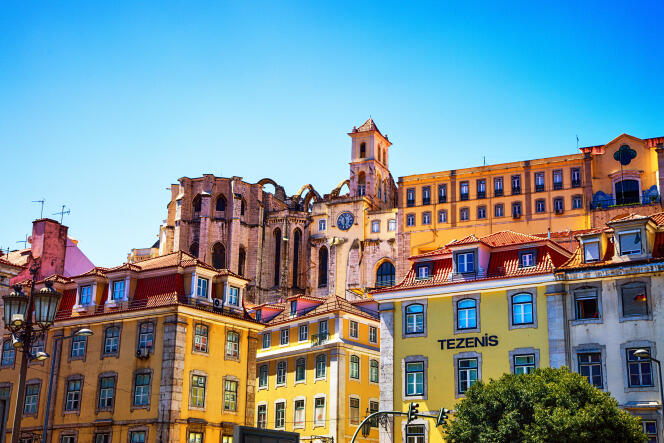 Il y aurait au moins 50 000 Français expatriés au Portugal. Vue sur le couvent des Carmes depuis la basse ville, Lisbonne.