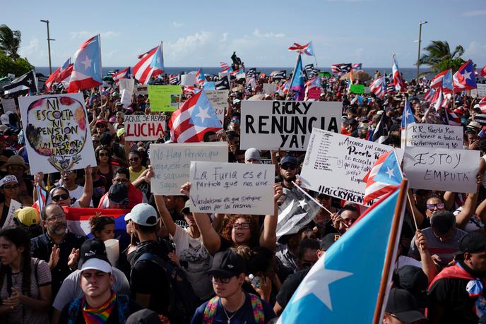 Des milliers de personnes défilent à Porto Rico, le 17 juillet, pour demander la démission du gouverneur Ricardo Rossello.