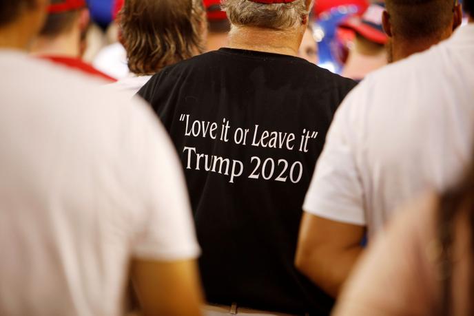 Un partisan de Donald Trump portant un t-shirt citant le président américain : « Aime-la ou quitte-la », le mercredi 17 juillet à Greenville en Caroline du Nord.