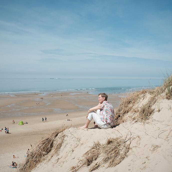 Laure Prouvost sur une dune surplombant la plage de Wissant (Pas-de Calais), le 1er juin.