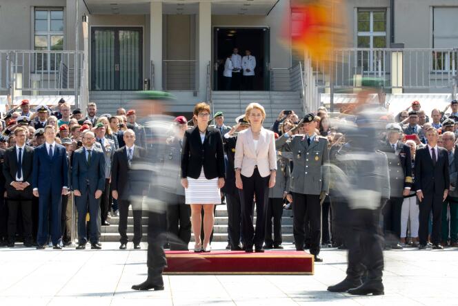 La nouvelle ministre allemande de la défense, Annegret Kramp-Karrenbauer (à gauche) lors de la passation des pouvoirs avec sa prédécesseur Ursula von der Leyen (à droite), à Berlin, le 17 juillet.