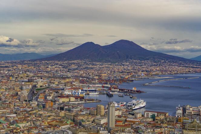 Vue du port de Naples. En arrière plan, le mont Vésuve.