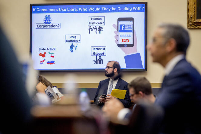 David Marcus (au premier plan), le responsable de la monnaie numérique de Facebook, le libra, auditionné devant la Commission des finances, à Washington, le 17 juillet.