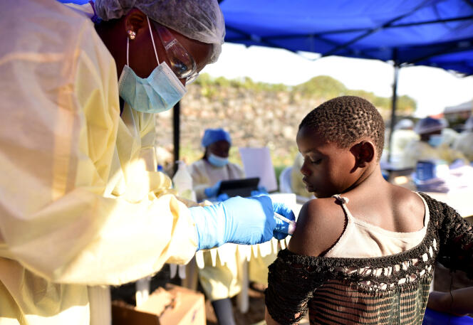 Un agent de santé congolais administre le vaccin expérimental contre Ebola à un enfant au centre de santé Himbi de Goma, en République démocratique du Congo, le 17 juillet 2019.