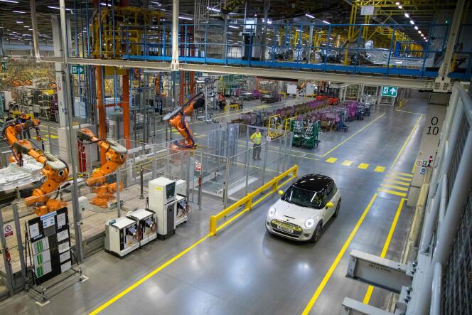 La nouvelle Mini électrique du groupe BMW dévoilée dans l’usine de Cowley, près d’Oxford au Royaume-Uni, le 9 juillet.