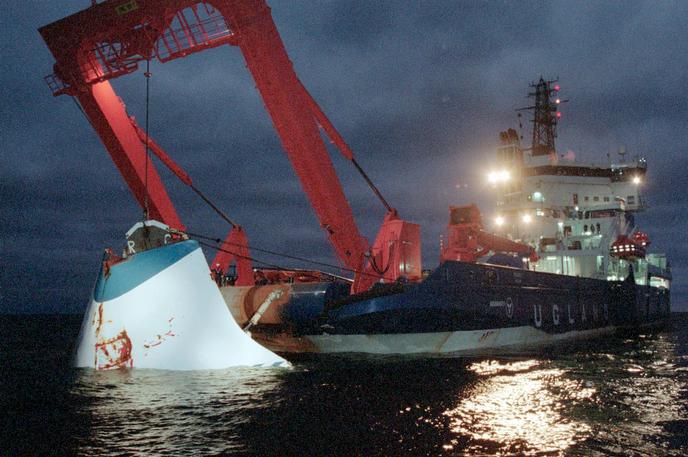 La porte de l’Estonia est soulevée du fond de la mer, au large de l’île d’Utö, en mer Baltique, le 19 novembre 1994.