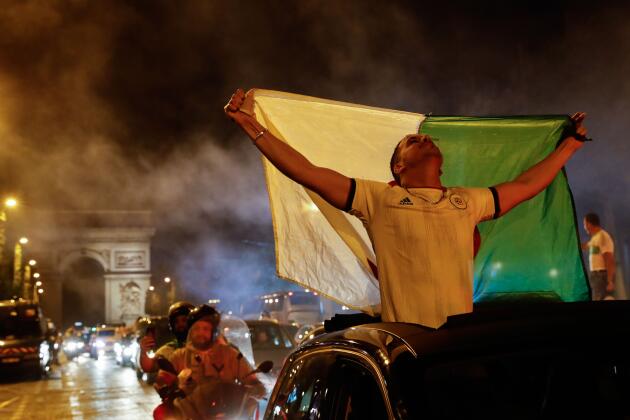 Le défilé des voitures des supporteurs de l’équipe algérienne a duré plusieurs heures sur les Champs-Elysées à Paris.