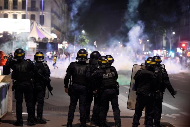 Dans le centre-ville de Lyon, un bref accrochage a opposé supporteurs de l’Algérie et forces de l’ordre, visées par des projectiles sur le pont de la Guillotière.