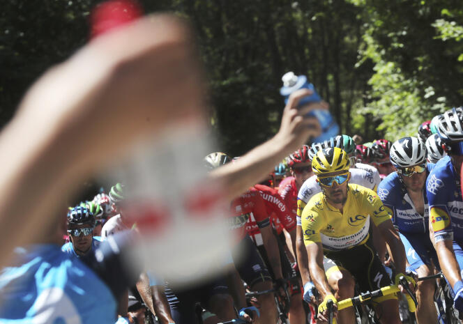 Julian Alaphilippe vêtu du maillot jaune lors de la 5e étape du Tour de France entre Saint-Dié-des-Vosges et Colmar, le 10 juillet.
