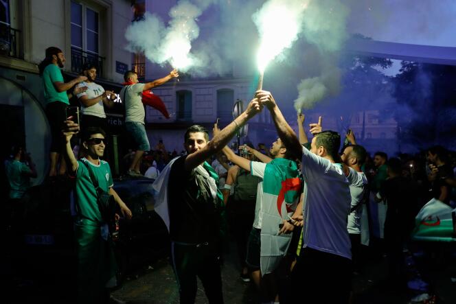 Des supporteurs de l’Algérie célèbrent le sacre de leur équipe à la CAN 2019, rue Caplat dans le 18e arrondissement de Paris, le 19 juillet.