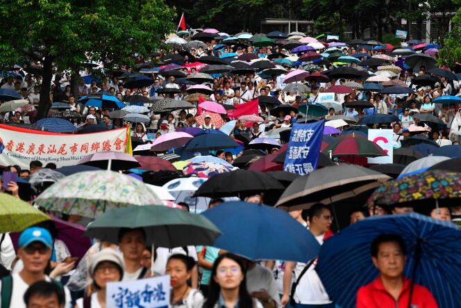 Des milliers de personnes défilent en soutien à la police, à Hongkong, le 20 juillet.