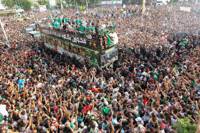 Supporters algériens dans les rues de la capitale, pour accompagner le bus des joueurs, le 20 juillet 2019, après la victoire à la Coupe d’Afrique des Nations 2019 (CAN).- (Photo by - / AFP)