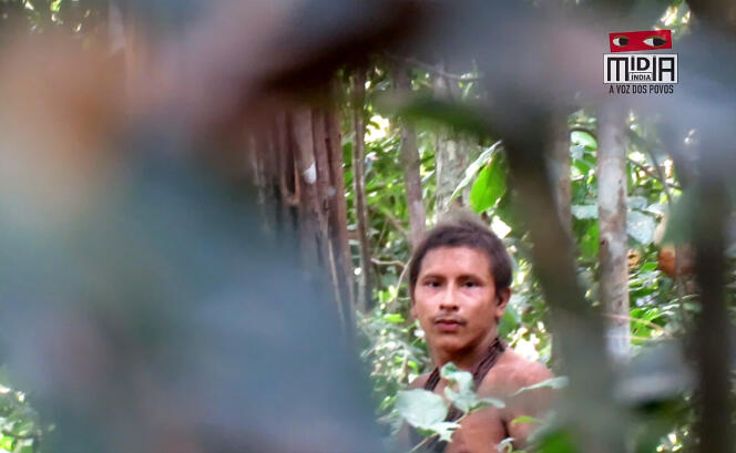 Un membre de la tribu des Awa, dans la forêt amazonienne, au Brésil, en août 2018.