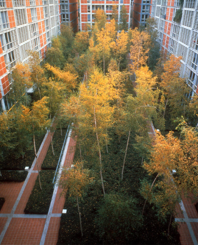« Forêt urbaine », réalisée dans l’ensemble de logements sociaux conçus par Renzo Piano, rue de Meaux, à Paris, en 2003.