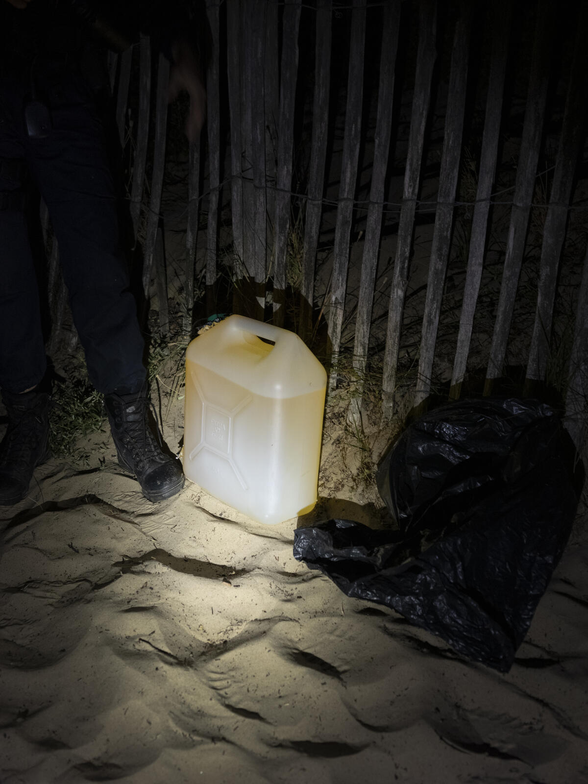 Un bidon d'essence dissimulé dans un sac poubelle est retrouvé dans une dune.
