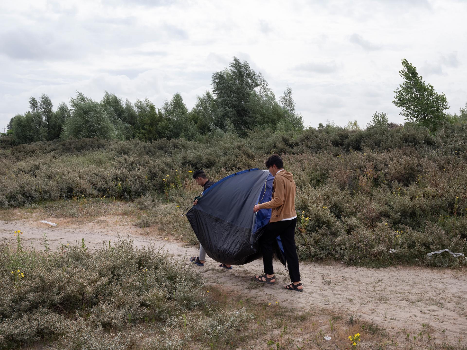 Un jour sur deux, Shazad et Kakou, 16 ans, se font chasser par les forces de l'ordre puis rejoignent leur campement de fortune quelques minutes plus tard.
