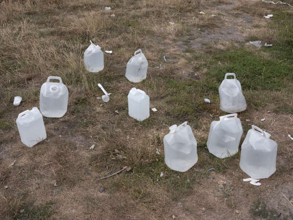 Des bidons d'eau potable aux abords d'un camp, à Calais.
