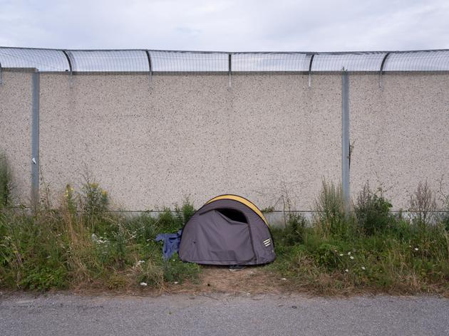 Une tente du camp « Stadium » au pieds du mur anti-intrusion financé par l’Angleterre.