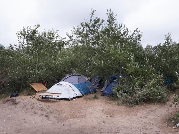 Un camp de la zone des « huttes » en face de l'enceinte de l'association Vie Active, chargée par l'état français de la distribution de repas et de l'accueil des migrants quatre heures par jour.